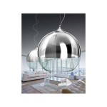 Lampa wisząca Silver Ball 25, wykonana z metalicznego, błyszczącego materiału, w kształcie dużej kuli. Zawieszona w nowoczesnym wnętrzu nad szklanym stolikiem, z jasnym tłem i kanapą w kolorze białym. W zestawie widoczna jest również mniejsza kula.