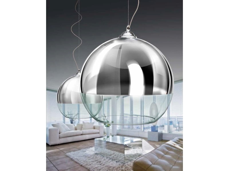 Lampa wisząca Silver Ball 35, 1-punktowa, z metalowym, błyszczącym kloszem w kształcie kuli. Zawieszona na cienkim sznurku, umieszczona w nowoczesnym wnętrzu z jasnym meblem i szklanym stolikiem.