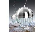 Lampa wisząca Silver Ball 35, 1-punktowa, z metalowym, błyszczącym kloszem w kształcie kuli. Zawieszona na cienkim sznurku, umieszczona w nowoczesnym wnętrzu z jasnym meblem i szklanym stolikiem.