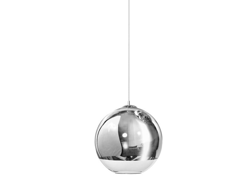 Lampa wisząca Silver Ball 35 w kształcie połyskującej, metalicznej kuli. Zawieszona na cienkim przewodzie, w kolorze srebrnym. Prosty design, idealna do nowoczesnych wnętrz. Wymiary: średnica 35 cm.