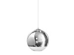 Lampa wisząca Silver Ball 40 w kształcie połyskującej, chromowanej kuli. Zawieszona na cienkim przewodzie, z dolną częścią w matowym wykończeniu. Frontalny kąt ujęcia podkreśla jej elegancki design i minimalistyczny wygląd.