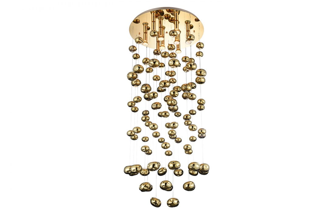 Lampa wisząca Luvia 125, 9-punktowa, w kolorze złotym. Okrągła podsufitka z której zwisają cienkie linki z okrągłymi, metalicznymi kulkami w różnych rozmiarach, tworząc efektowną kompozycję. Całość zawieszona w pionie.