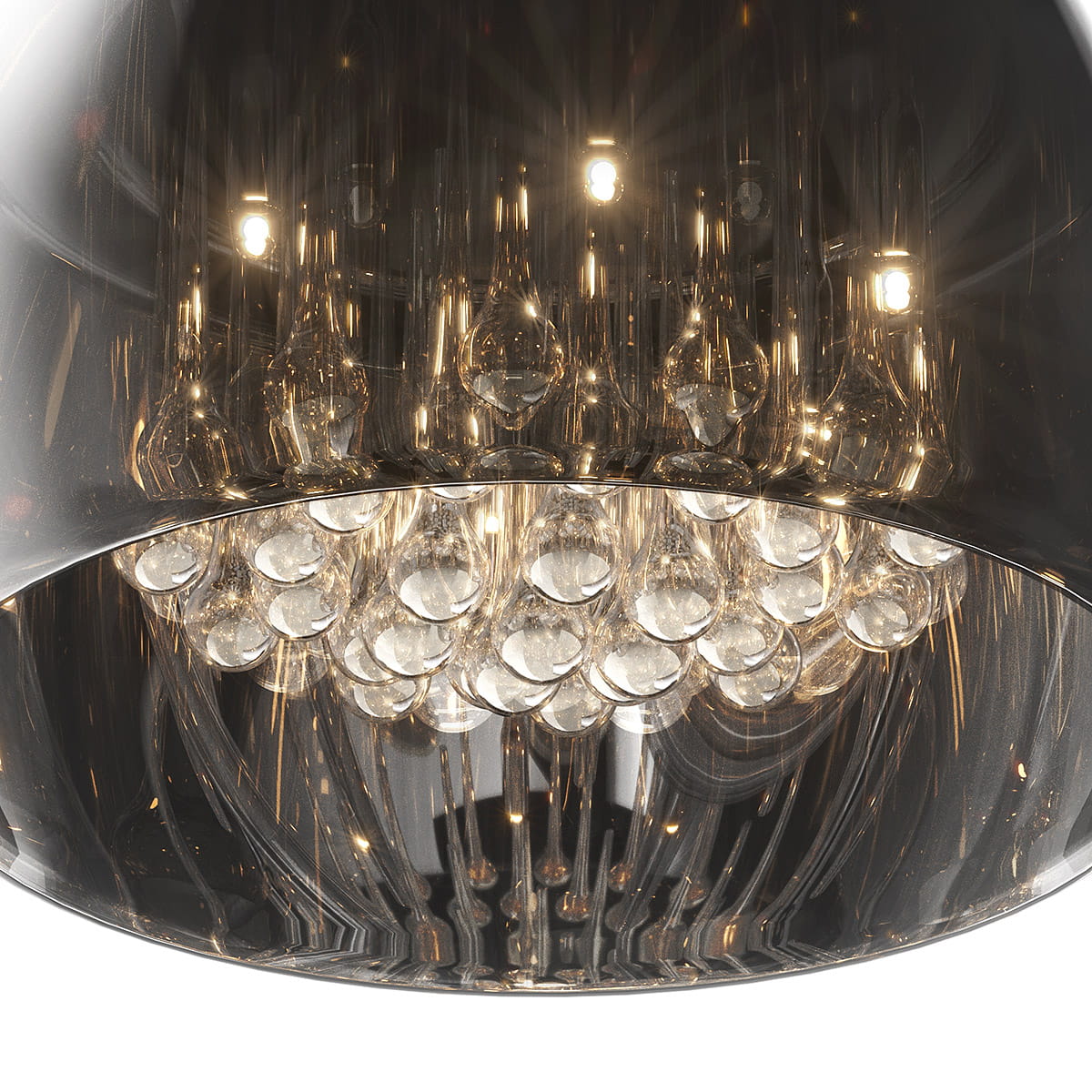 Mała lampa sufitowa Crystal, 5-punktowa, z szarym kloszem. Widoczne szklane kryształki w dolnej części, które odbijają światło. Klosz ma gładką, błyszczącą powierzchnię, a lampa jest zamontowana w pozycji wiszącej.
