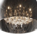 Mała lampa sufitowa Crystal, 5-punktowa, z szarym kloszem. Widoczne szklane kryształki w dolnej części, które odbijają światło. Klosz ma gładką, błyszczącą powierzchnię, a lampa jest zamontowana w pozycji wiszącej.