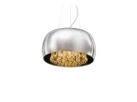 Lampa wisząca Burn 2 w kolorze chromowanym, sześciopunktowa, o zaokrąglonym kształcie. Wewnętrzna część z kryształowymi detalami, które odbijają światło. Zawieszona na cienkich linkach, idealna do nowoczesnych wnętrz.