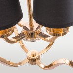 Lampa wisząca New York 4-punktowa w kolorze złotym z czarnymi abażurami. Ujęcie z góry, pokazujące elegancką podstawę oraz błyszczące, metaliczne wykończenie. Widoczne detale mocowania oraz przezroczysta dekoracja podstawa.