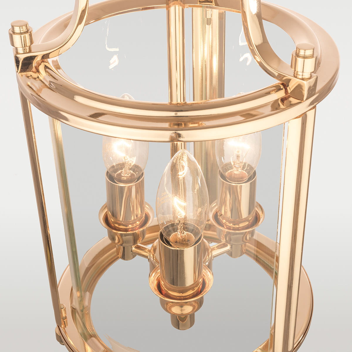 Złota lampa wisząca New York 3-punktowa z przezroczystymi kloszami. Widok z góry na trzy źródła światła w eleganckich oprawach, osadzonych w okrągłej konstrukcji. Szklane detale i błyszczące wykończenie podkreślają nowoczesny design.