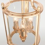 Złota lampa wisząca New York 3-punktowa z przezroczystymi kloszami. Widok z góry na trzy źródła światła w eleganckich oprawach, osadzonych w okrągłej konstrukcji. Szklane detale i błyszczące wykończenie podkreślają nowoczesny design.