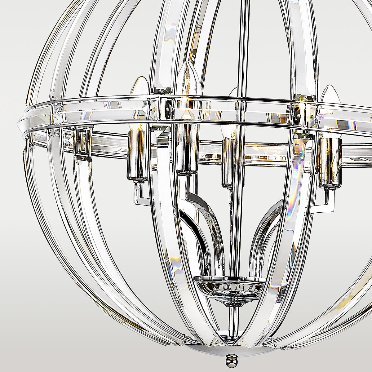 Lampa wisząca Orlando 5-punktowa, wykonana z przezroczystego szkła i metalu, z okrągłą, otwartą konstrukcją. Widoczne pięć miejsc na żarówki, z efektem odbicia światła. Ujęcie z dołu, ukazujące detale konstrukcji i elementy montażowe.