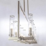 Lampa wisząca Oxford 10-punktowa P10069NI, z chromowanej stali, z przezroczystymi szklanymi kloszami. Ujęcie z boku, ukazujące elegancki design i źródła światła, zawieszona na długich linkach w minimalistycznym stylu. Tło jasne.