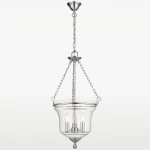 Lampa wisząca Prague 3-punktowa, z przezroczystym kloszem i metalowymi elementami w kolorze chromu. Posiada trzy żarówki w kształcie świec. Wisi na łańcuchu, z podwieszonym mocowaniem. Prosta, elegancka forma idealna do różnych wnętrz.