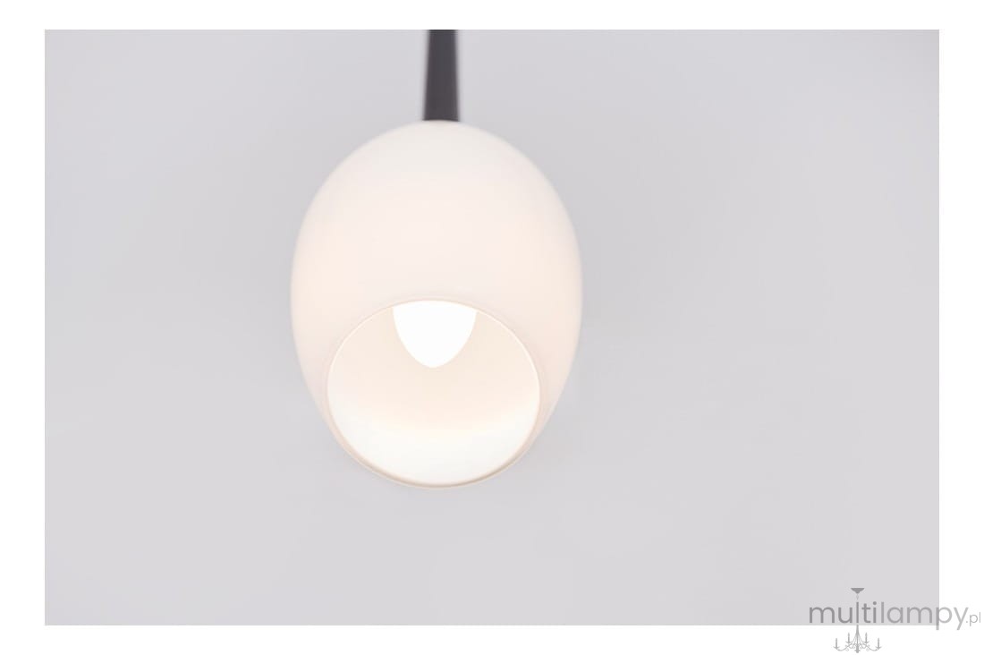 Lampa wisząca Izza 1-punktowa w kolorze białym, o zaokrąglonym kształcie klosza. Ujęcie z dołu, ukazujące otwór u podstawy. Prosta konstrukcja, zawieszona na cienkim przewodzie na jednolitym tle. Idealna do nowoczesnych wnętrz.