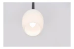Lampa wisząca Izza 1-punktowa w kolorze białym, o zaokrąglonym kształcie klosza. Ujęcie z dołu, ukazujące otwór u podstawy. Prosta konstrukcja, zawieszona na cienkim przewodzie na jednolitym tle. Idealna do nowoczesnych wnętrz.