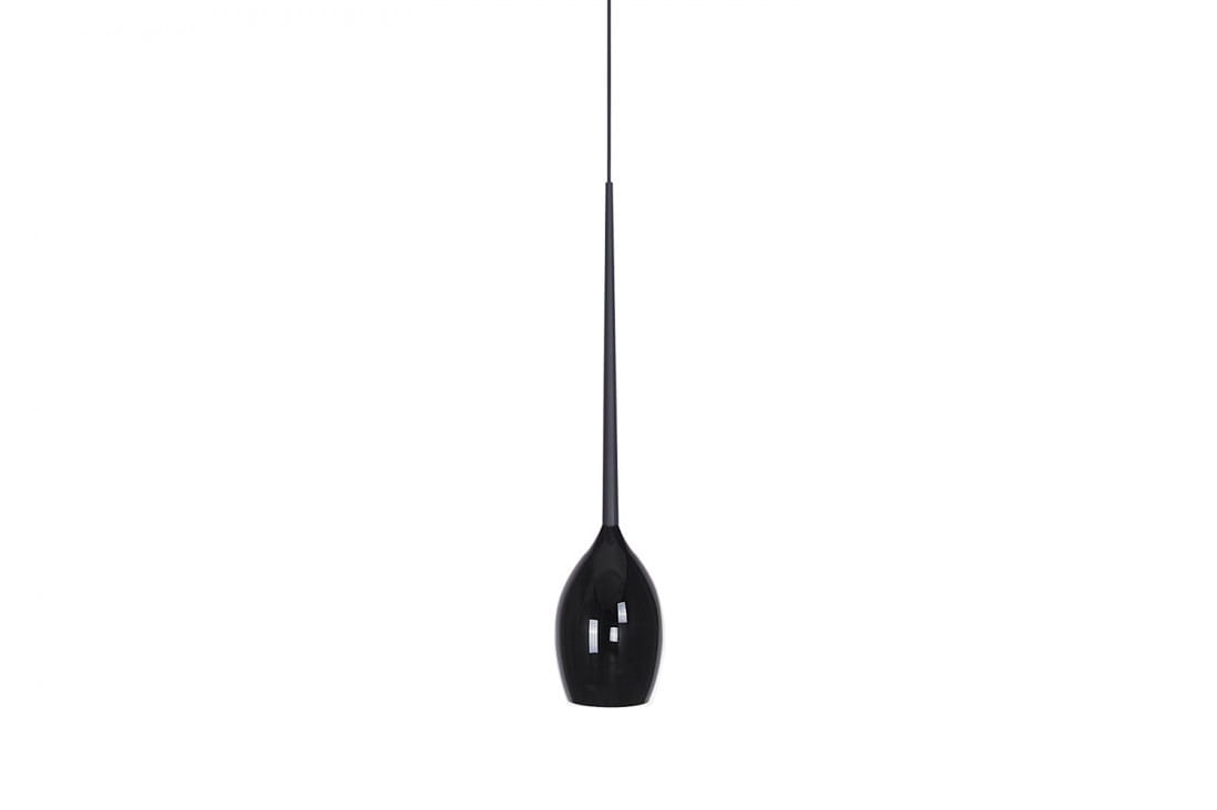 Lampa wisząca Izza 1-punktowa w kolorze czarnym, o smukłym, wydłużonym kształcie. Ujęcie frontalne, zawieszona na cienkim przewodzie, z gładką, błyszczącą powierzchnią. Idealna do nowoczesnych wnętrz.