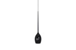 Lampa wisząca Izza 1-punktowa w kolorze czarnym, o smukłym, wydłużonym kształcie. Ujęcie frontalne, zawieszona na cienkim przewodzie, z gładką, błyszczącą powierzchnią. Idealna do nowoczesnych wnętrz.