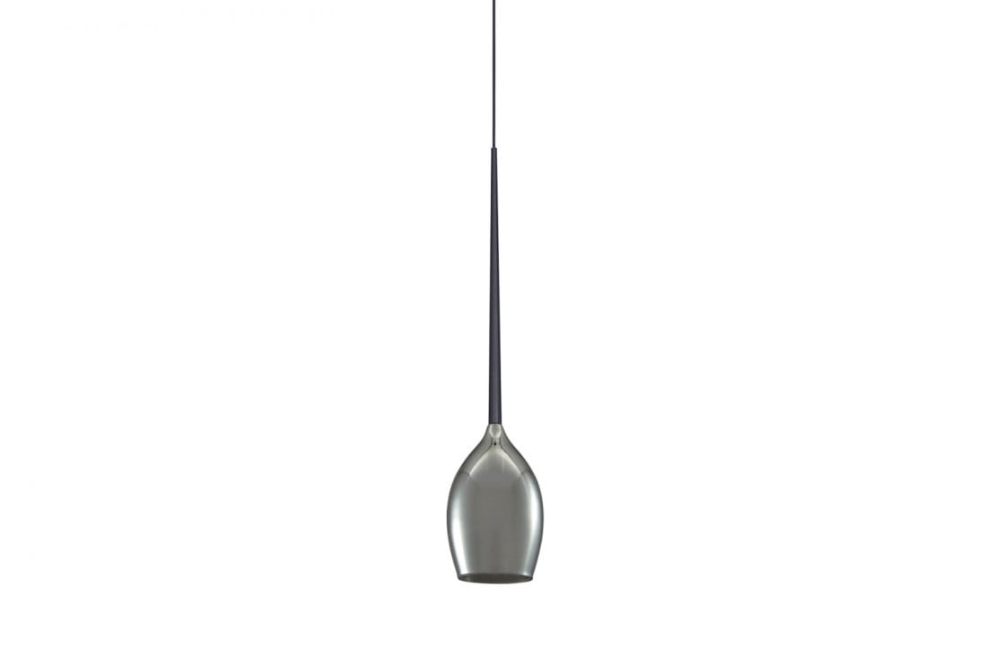 Lampa wisząca Izza 1-punktowa w kolorze dymionym, o smukłym kształcie z wydłużonym sznurkiem. Wykonana z metalu, o błyszczącej powierzchni, zawieszona w pozycji pionowej na prostym tle. Idealna do nowoczesnych wnętrz.