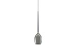 Lampa wisząca Izza 1-punktowa w kolorze dymionym, o smukłym kształcie z wydłużonym sznurkiem. Wykonana z metalu, o błyszczącej powierzchni, zawieszona w pozycji pionowej na prostym tle. Idealna do nowoczesnych wnętrz.