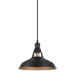 Czarna lampa wisząca Freya z metalowym kloszem, wykończona złotym wnętrzem. Ujęcie z dołu, wisząca na czarnym przewodzie. Prosta forma z widoczną żarówką, idealna do nowoczesnych wnętrz.