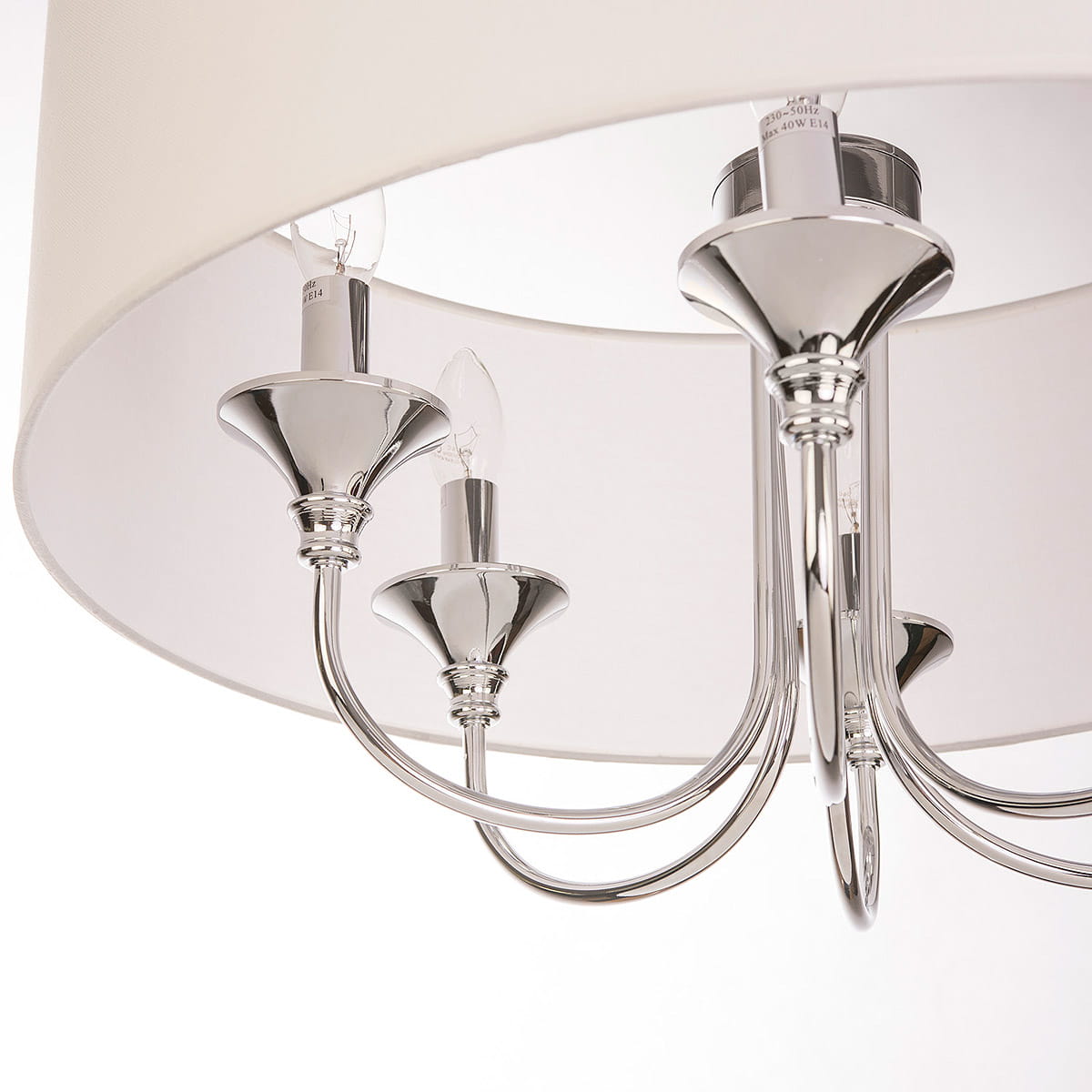 Lampa wisząca Abu Dhabi 6-punktowa, chromowana, z eleganckimi, zaokrąglonymi kloszami. Ujęcie z bliska, ukazujące detale metalowych ramion i żarówek. Tło jasne, minimalistyczne.