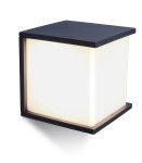 Kinkiet elewacyjny Box Cube 1-punktowy w ciemnoszarym kolorze. Produkt ma kształt sześcianu z białym, lekko przezroczystym kloszem oraz matową ciemnoszarym ramą. Ujęcie z boku, ukazujące górną i boczną część lampy.