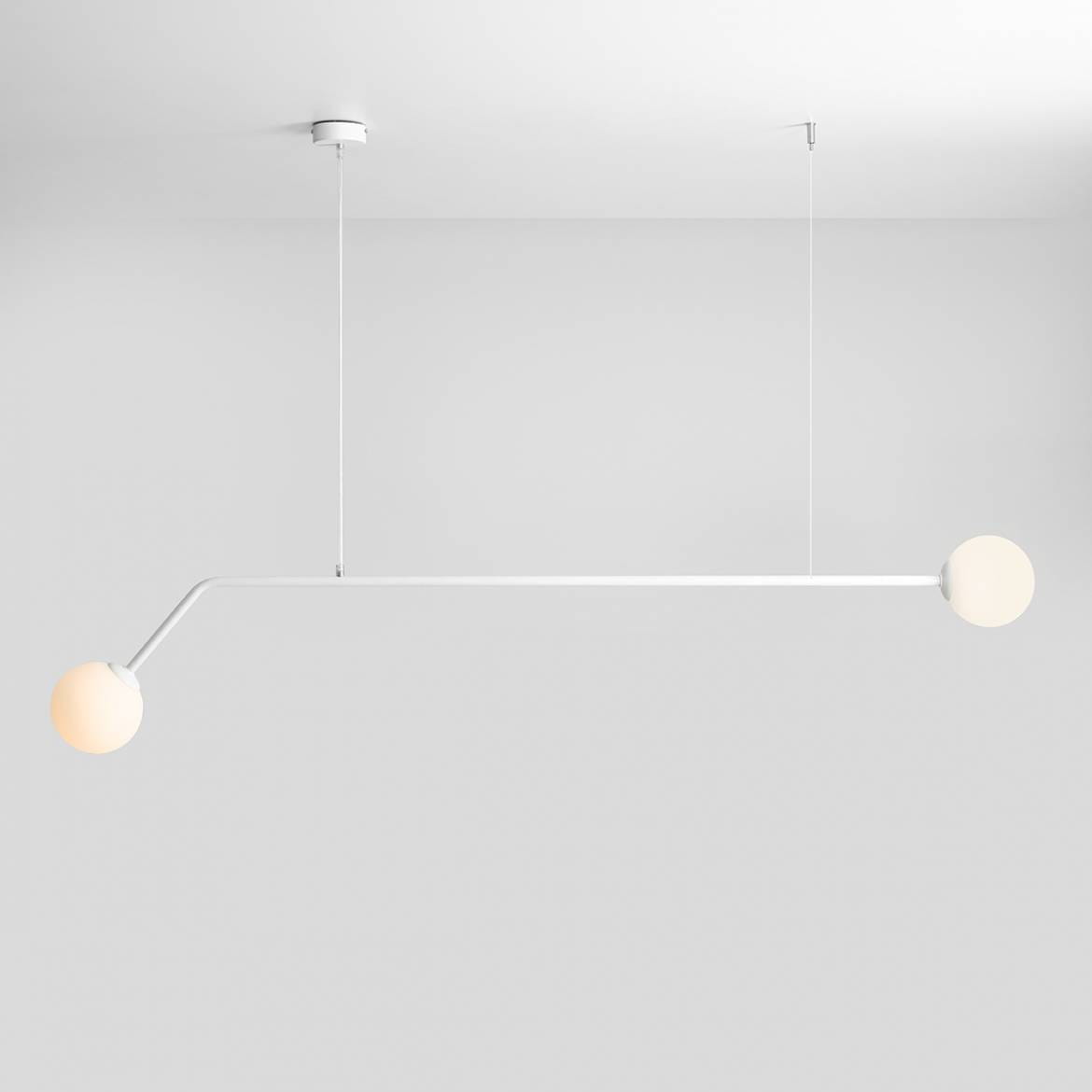 Lampa wisząca Pure 2-punktowa w kolorze białym. Posiada dwa okrągłe klosze z mlecznego szkła zamontowane na prostym, poziomym ramieniu. Ujęcie z dołu, wisząca, na jednolitym tle. Idealna do nowoczesnych wnętrz.