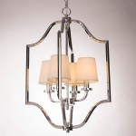Lampa wisząca New York 4-punktowa w chromowanej obudowie z czterema białymi kloszami. Ujęcie z góry, ukazujące elegancki kształt i wykończenie. Metalowa konstrukcja z delikatnymi detalami, zawieszona na łańcuchu. Tło jasne, neutralne.