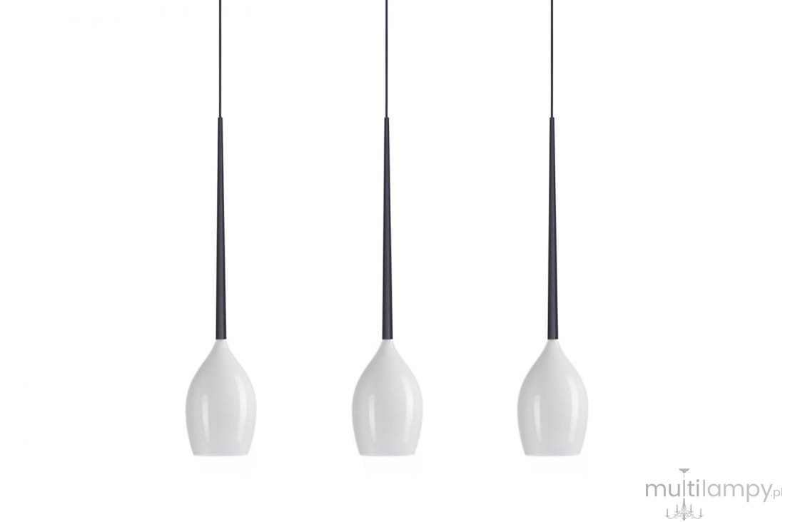 Lampa wisząca Izza 3-punktowa w kolorze białym, z eleganckimi, smukłymi kloszami o kształcie kropli. Klosze zawieszone na cienkich, czarnych przewodach, w pozycji pionowej, tworzą minimalistyczną kompozycję.