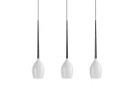Lampa wisząca Izza 3-punktowa w kolorze białym, z eleganckimi, smukłymi kloszami o kształcie kropli. Klosze zawieszone na cienkich, czarnych przewodach, w pozycji pionowej, tworzą minimalistyczną kompozycję.