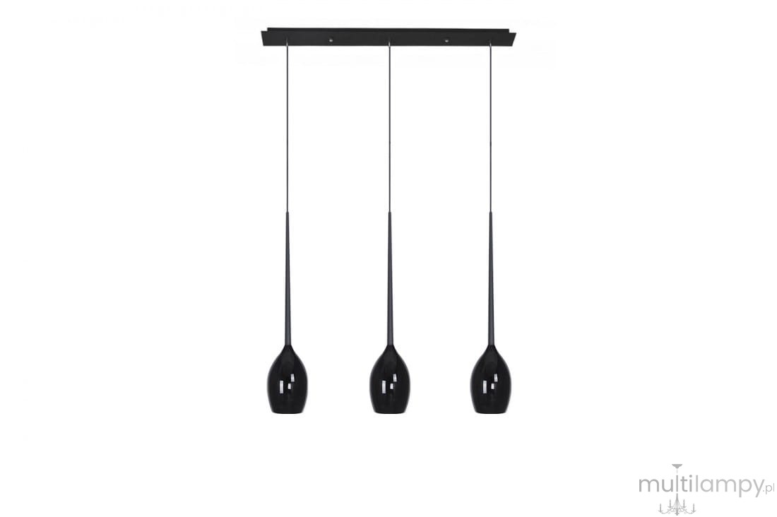 Czarna lampa wisząca 3-punktowa Izza, zawieszona na prostokątnej podstawie. Posiada trzy smukłe klosze w kształcie kropli, każdy z cienkim przewodem. Lampa idealna do nowoczesnych wnętrz. Tło białe, co podkreśla elegancki design.