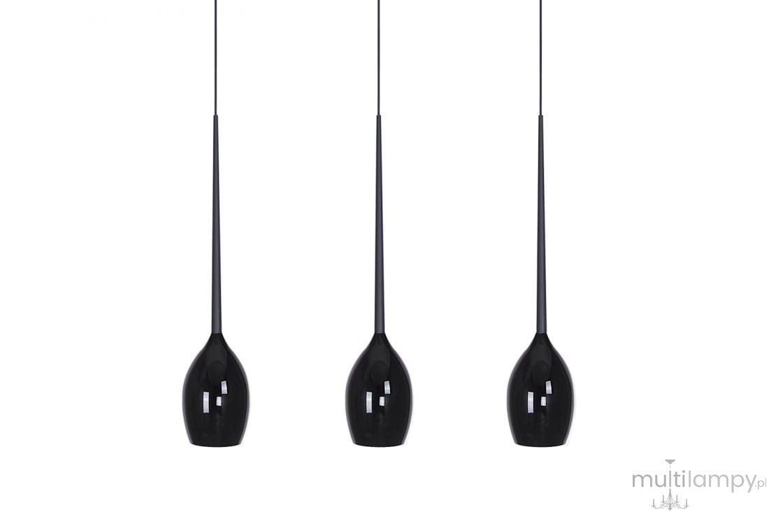 Trzyczłonowa lampa wisząca w kolorze czarnym, o smukłej, eleganckiej formie. Lampy mają długie, cienkie przewody oraz lekko zaokrąglone klosze, zawieszone równolegle, w prostym, nowoczesnym stylu na białym tle.