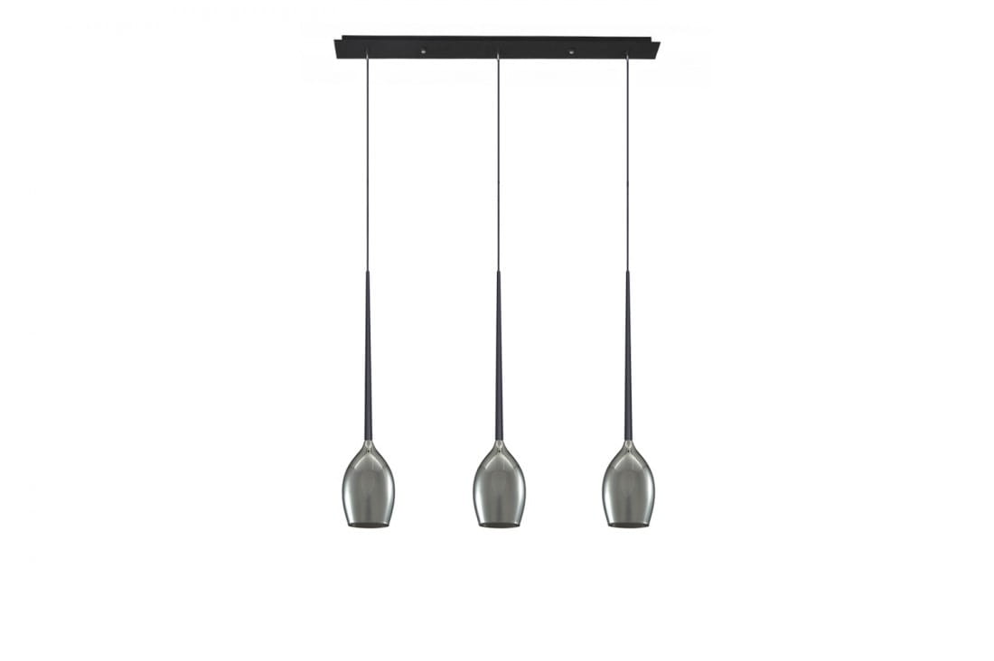 Lampa wisząca 3-punktowa Izza w kolorze dymionym. Składa się z trzech smukłych kloszy z metalicznym wykończeniem, zawieszonych na cienkich linkach. Montowana na prostokątnej, czarnej podstawie sufitowej. Idealna do nowoczesnych wnętrz.