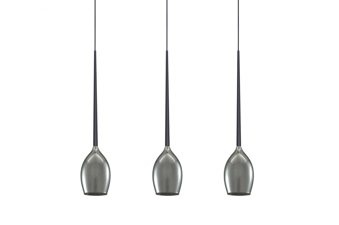 Lampa wisząca Izza, 3-punktowa, z dymionymi kloszami w kształcie kropli, zawieszona na cienkich, czarnych linkach. Klosze mają metaliczne wykończenie, a ich wysokość jest regulowana. Produkt umieszczony na białym tle, co podkreśla jego elegancki wygląd.