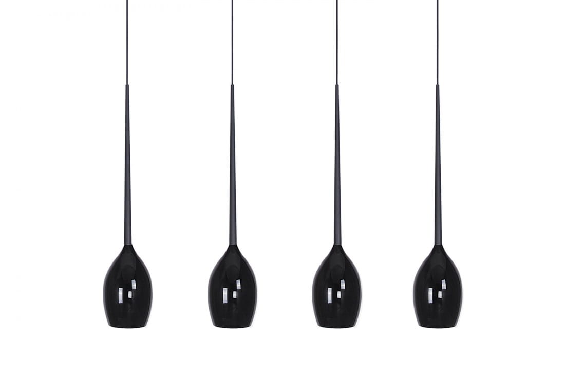 Czarna lampa wisząca 4-punktowa Izza, składająca się z czterech smukłych, owalnych kloszy na długich zawieszeniach. Ujęcie frontalne, prezentujące równą wysokość kloszy, na jednolitym tle. Idealna do nowoczesnych wnętrz.