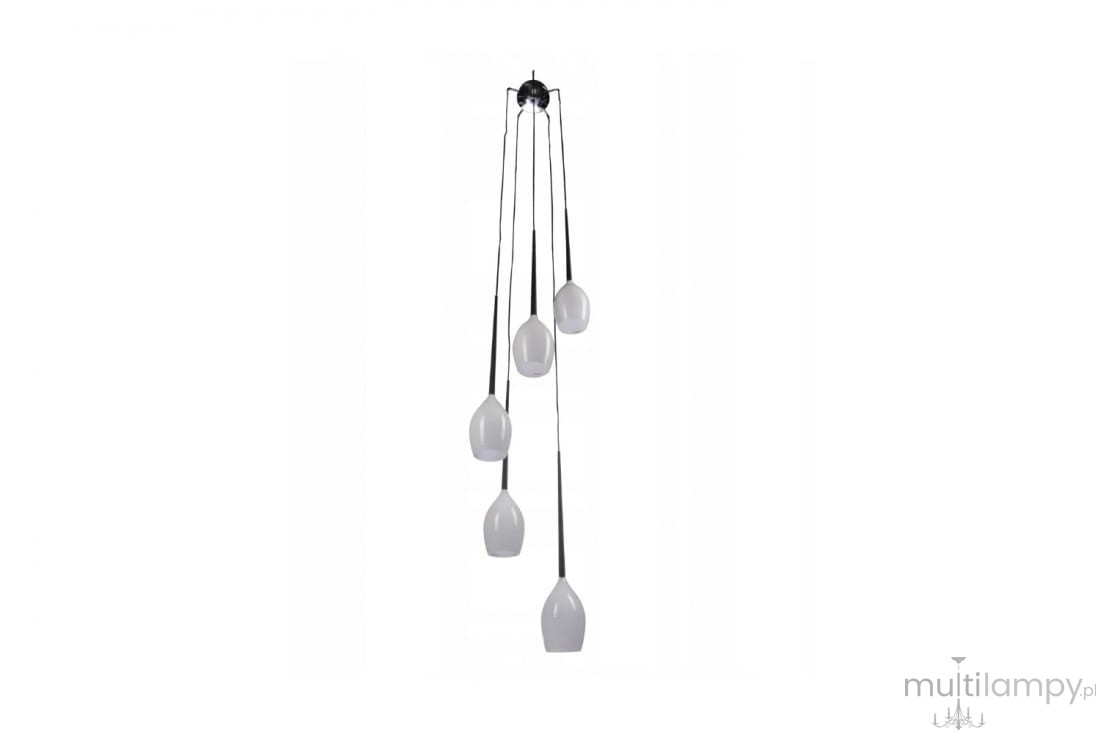 Lampa wisząca Izza, pięciopunktowa, w kolorze białym. Kształt stożkowaty, zawieszona na długich cienkich przewodach. Ujęcie frontalne, lampa wisi w pozycji pionowej, na prostym białym tle.