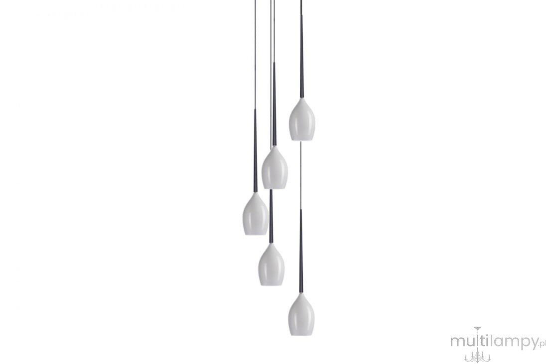 Lampa wisząca Izza 5-punktowa w białym kolorze, składająca się z pięciu wydłużonych kloszy o kształcie kropli, zawieszonych na cienkich, metalowych linkach. Ujęcie z przodu pokazuje równomierne rozmieszczenie kloszy.