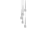 Lampa wisząca Izza 5-punktowa w białym kolorze, składająca się z pięciu wydłużonych kloszy o kształcie kropli, zawieszonych na cienkich, metalowych linkach. Ujęcie z przodu pokazuje równomierne rozmieszczenie kloszy.