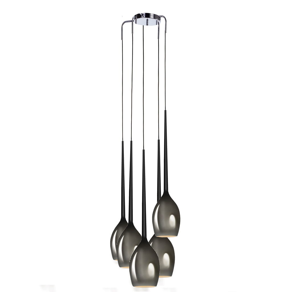 Lampa wisząca Izza, 5-punktowa, z dymionymi kloszami w kształcie kropli. Wysokie, smukłe uchwyty w kolorze czarnym, zawieszone na cienkich linkach. Metalowy sufitowy element montażowy w kolorze chromu. Elegancka i nowoczesna.