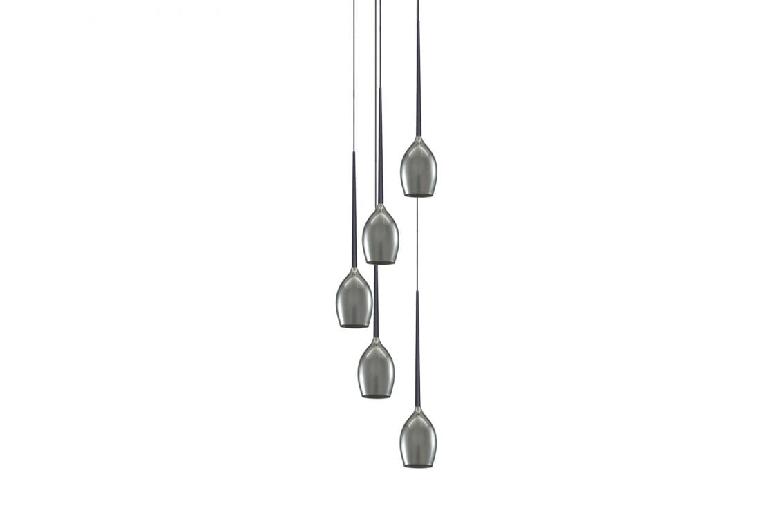 Lampa wisząca Izza, 5-punktowa, z dymionymi kloszami w kształcie kropli, zawieszona na cienkich linkach. Klosze mają metaliczny, szary kolor, a ich różna długość tworzy efekt wielowarstwowości. Tło jest jednolite, białe.