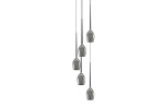 Lampa wisząca Izza, 5-punktowa, z dymionymi kloszami w kształcie kropli, zawieszona na cienkich linkach. Klosze mają metaliczny, szary kolor, a ich różna długość tworzy efekt wielowarstwowości. Tło jest jednolite, białe.