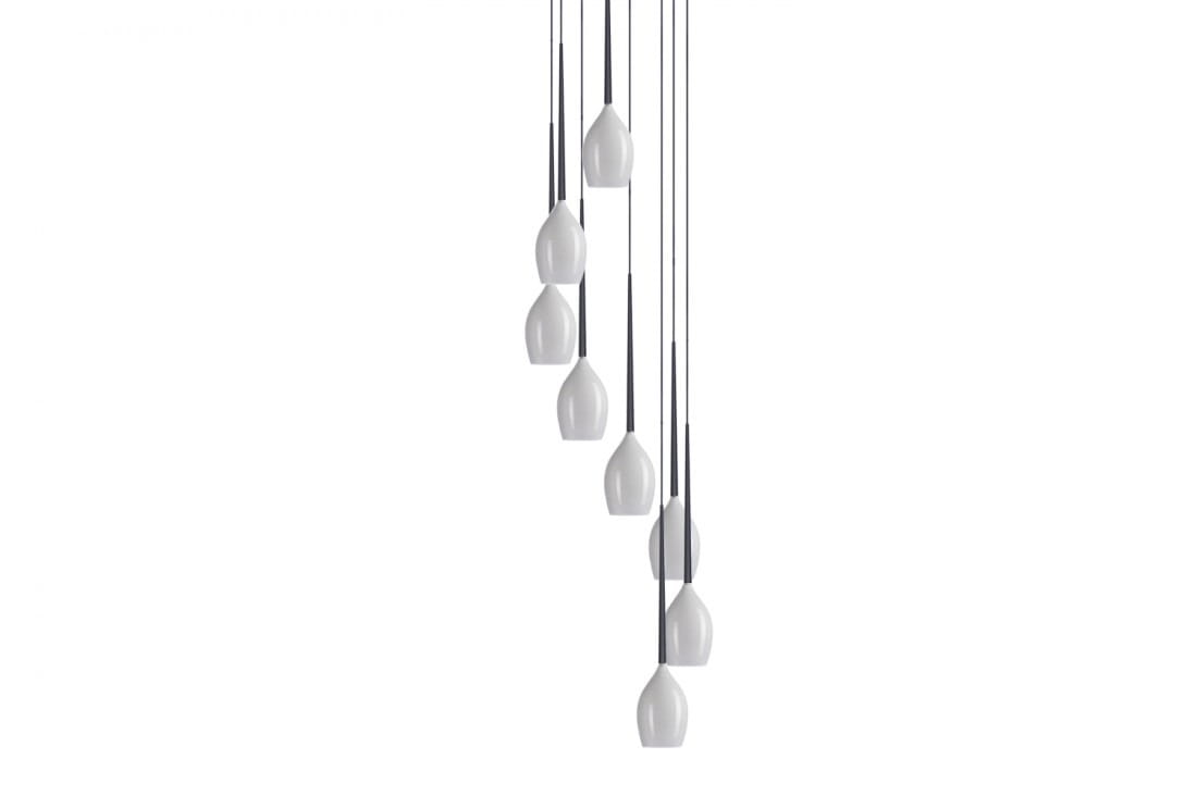 Lampa wisząca Izza z 8 punktami świetlnymi, biała, z ceramicznymi kloszami w kształcie kropli, zawieszona na cienkich metalowych linkach. Klosze w różnych wysokościach tworzą efektowną kompozycję. Tło białe, minimalistyczne.