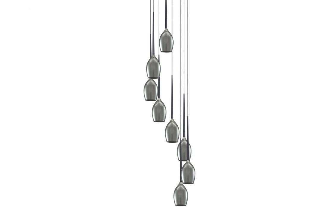 Lampa wisząca Izza 8-punktowa w kształcie dymionym, wykonana z metalu w odcieniu szaro-srebrnym. Ułożona w pionie, zawieszona na cienkich linkach. Każda z ośmiu punktów ma smukły, wydłużony kształt. Tło jest jednolite, co podkreśla elegancję lampy.