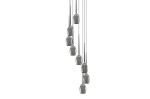 Lampa wisząca Izza 8-punktowa w kształcie dymionym, wykonana z metalu w odcieniu szaro-srebrnym. Ułożona w pionie, zawieszona na cienkich linkach. Każda z ośmiu punktów ma smukły, wydłużony kształt. Tło jest jednolite, co podkreśla elegancję lampy.