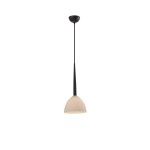 Czarna lampa wisząca Eliza z jednym punktem świetlnym, z długim, smukłym uchwytem i półkulistym kloszem w kolorze jasnego beżu. Ujęcie frontalne, lampa zawieszona na cienkim kablu, na białym tle.