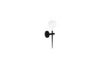 Kinkiet Aga 1-punktowy w kolorze białym i czarnym, z okrągłą, mleczną szklanką i czarną, metalową podstawą. Ułożony w pionie, z elegancką, wyciągniętą formą. Tło neutralne, co podkreśla prostotę designu.