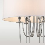 Lampa wisząca Las Vegas 6-punktowa w kolorze niklu. Posiada sześć metalowych ramion z kulistymi zdobieniami, zakończonych źródłami światła. Klosz w jasnym kolorze, o okrągłym kształcie. Widok z dołu, ukazujący detale konstrukcji.