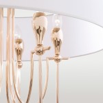 Lampa wisząca Las Vegas, 6-punktowa, w kolorze złotym. Widok z bliska na złote elementy montażowe i klosze, z białym abażurem. Stylowy, elegancki design z subtelnymi detalami. Idealna do nowoczesnych wnętrz.