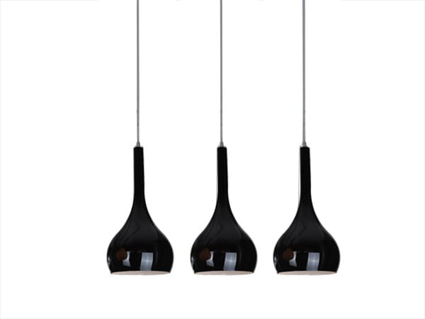 Lampa wisząca Soul 3-punktowa w kolorze czarnym, z trzema smukłymi kloszami o kształcie kropli, zawieszona na cienkich metalowych linkach. Klosze mają błyszczącą powierzchnię, co nadaje im elegancki wygląd.