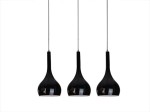 Lampa wisząca Soul 3-punktowa w kolorze czarnym, z trzema smukłymi kloszami o kształcie kropli, zawieszona na cienkich metalowych linkach. Klosze mają błyszczącą powierzchnię, co nadaje im elegancki wygląd.
