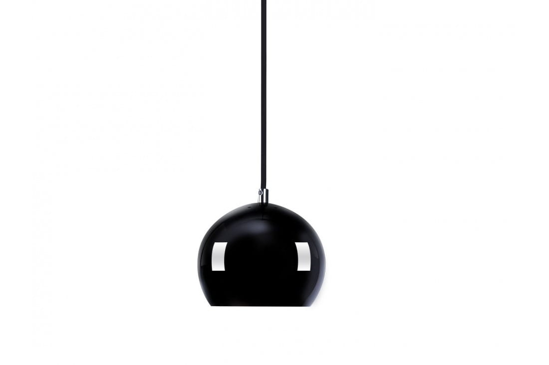 Lampa wisząca Noa 1-punktowa, w kształcie kuli, w kolorze czarnym z błyszczącą powierzchnią. Zawieszona na czarnym przewodzie, o eleganckim, nowoczesnym wyglądzie, idealna do różnych aranżacji wnętrz.