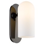 Kinkiet 1-punktowy Seoul W01773BK z czarnym metalowym mocowaniem i białym, zaokrąglonym kloszem. Lampa wisi na ścianie, zapewniając eleganckie oświetlenie. Klosz wykonany z matowego szkła, mocowanie o lustrzanej powierzchni.